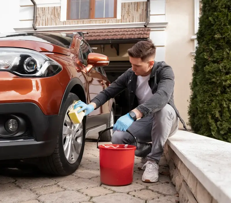Lavage auto à domicile L'Horme : professionnel intervenant sur un véhicule